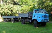 W50La Bauj:1985 3SK-5ND hat eine Achsübersetzung 6,07:1 Höchstgeschindigkeit69 Km/h Hat eine Steigfähigkeit von 64% wurde deswegen hauptsächlich in der Landwirtschaft und auf dem Bau eingesetzt dieser LKW ist im Originalzustand und wurde nicht Aufgebaut Fahrerhaus ist noch Originallack.Hinten sieht man einen Thk-5.Besonderheit am LKW der Kasten auf der Kipper Wanne ist eine Ladeflächenverkürzung eine Erfindung 1991 nach der Wende somit wurde aus einen LKW,eine Landwirtschaftliche-Zugmaschine die seit 2002 Bestandschutz hat.Das Bild wurde 13.05.2016 gemacht.