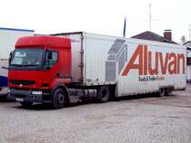 Renault Sattel aus Ungarn steht am Samstag schon vor den Toren der Empfngerfirma und wartet somit auf die Entladung in RIED i.I.; 081115 