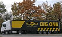 B I G  O N E: Der Aufliegerhersteller HUMBAUR fertigt unter der Marke BIG ONE Trailer made in Germany!
In der Familie BIG ONE steckt die ganze Erfahrung des Unternehmen. Zur Familie gehren der BIG ONE BASIC PAPER  fr den Transport von Papierrollen, BIG ONE BASIC COIL mit Coilmulde und der BIG ONE BASIC T.I.R.
Dazu kommt noch der BIG ONE MEGA und BIG ONE CONNECT fr den Behltertransport. Am 03.11.2008 stand dieser SCANIA (vermutlich R420) mit einem BIG ONE auf dem Rastpaltz Sauerland-West.
