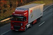 Dieser blitzblanke DAF XF105.460  SpaceCab  von PacLease mit TCH  ThermoKing  Khlauflieger bei Ldenscheid. TCH wurde von PacLease bernommen und deshalb sind zurzeit viele Fahrzeuge mit unterscheidlichen Eigentmerlogos versehen. (04.11.2008)
