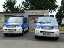 Zwei THW Ortsverband Frankfurt VW Transporter T5 am 17.07.16 beim Osthafen Festival 2016 in Frankfurt