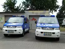 Zwei THW Ortsverband Frankfurt VW Transporter T5 am 17.07.16 beim Osthafen Festival 2016 in Frankfurt