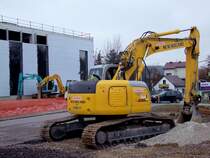 NEW-HOLLAND_E235SR hat so wie die beiden anderen Bagger Wochenendpause; 081115