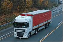 Ein DAF XF105.460(?) war am 07.11.2008 bei Ldenscheid in Richtung Sden unterwegs. Aufllig bei den italienischen Fahrzeugen ist deren super Pflegezustand und deren starke Motorleistung, meistens zwischen 480 und 620 PS. Ausnahmen gibt es natrlich;-)
