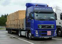 =Volvo FH rastet auf einem Rastplatz an der A7 im Juli 2016
