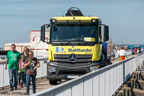 Ein Mercedes Antos 1830 wo man ihn nicht erwartet. Mitten auf dem Eidersperrwerk. (19.07.2016)