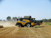 New Holland CR9070 am 20.07.16 beim Weizen Dreschen bei Niederdorfelden 