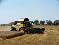 New Holland CR9070 am 20.07.16 beim Weizen Dreschen bei Niederdorfelden