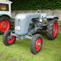 =RMW (Rotenburger Metallwerke Rudolf Stierlen, Rotenburg a. d. Fulda) Typ WESER, 24 PS, 1810 ccm, Bj. 1955 war eine der Raritäten bei der Oldtimerausstellung in Gudensberg, Juli 2016.
RMW hatte im Jahr 1955 8 Standardschleppertypen von 12 bis 60 PS im Programm, dazu noch 5 Raupenschlepper von 40 bis 150 PS. 