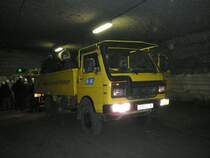 VW LT 4x4 im Erlebnisbergwerk 36460 Merkers anl. des Konzertes  The Best of Classic & Rock  in 500 m Tiefe (Teufe) am 15.11.2008. Das Fahrzeug dient als Personentransporter whrend der Besichtigungstouren oder zu Sonderveranstaltungen. Ein Teil der Fahrgste hat das Fahrzeug schon verlassen und ist auf dem Weg zum Aufzug.
