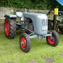 =RMW (Rotenburger Metallwerke Rudolf Stierlen, Rotenburg a. d. Fulda) Typ WESER, 24 PS, 1810 ccm, Bj. 1955 war eine der Raritäten bei der Oldtimerausstellung in Gudensberg, Juli 2016. RMW hatte im Jahr 1955 8 Standardschleppertypen von 12 bis 60 PS im Programm, dazu noch 5 Raupenschlepper von 40 bis 150 PS.