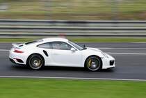 Porsche Experience Center Le Mans, Porsche Kunden durfen ihre Runden drehen, Cayman in der Porschekurve am 16.6.2016