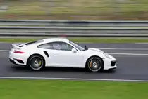 Porsche Experience Center Le Mans, Porsche Kunden durfen ihre Runden drehen, Cayman in der Porschekurve am 16.6.2016