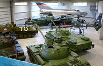 Blick in eine der Ausstellungshallen im Militrmuseum in Pivka, Juni 2016