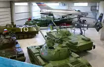 Blick in eine der Ausstellungshallen im Milit�rmuseum in Pivka, Juni 2016