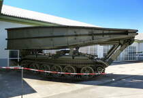 BLG-60, sowjetischer Brckenlegepanzer auf Basis des T-55, steht im Freigelnde des Militrmuseums in Pivka, Juni 2016