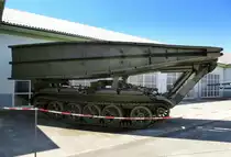 BLG-60, sowjetischer Br�ckenlegepanzer auf Basis des T-55, steht im Freigel�nde des Milit�rmuseums in Pivka, Juni 2016