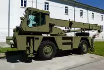 Kranwagen f�r Milit�reinsatz, steht im Freigel�nde des Milit�rmuseums in Pivka, Juni 2016