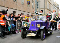 Renault NN, bei der 22.Fahrer Parade am 17.6.2016 in Le Mans, auf der Rückbank: die Dänen: Nicki Thiim, Marco Sørensen & Darren Turner (GB)Aston Martin  Vantage #95