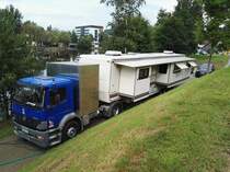 Mercedes-Benz Atego 1828 Zugmaschine mit Wohnwagen-Auflieger. Regen 24.07.2016