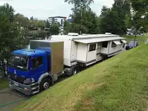 Mercedes-Benz Atego 1828 Zugmaschine mit Wohnwagen-Auflieger. Regen 24.07.2016