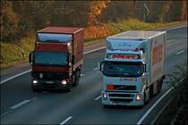 Ein Volvo FH, vermutlich mit 480 PS, lsst einen Actros einscheren. (04.11.2008)