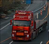 Dieser Volvo FH von Kent Christoffersen aus Haderslev in Dnemark war am 06.11.2008 in Richtung Sden unterwegs. Die Zusatzscheinwerfer am  Bullenfnger  gefallen mir nicht wirklich....
