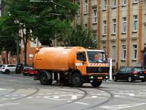 VGF Mercedes Benz Kehrmaschine am 28.07.16 in Frankfurt