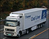 KRONE Wir transportieren Zukunft: Ein Fabrikneuer(?) Volvo FH mit 480PS Euro5 mit sterreichischen Kennzeichen in Grn und einem KRONE COOL LINER Duoplex Steel ist in Richtung Sden unterwegs.
