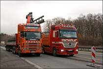Auf der Talbrcke Bremecke bei Ldenscheid wurden die Gleitwnde der Baustellenabsicherung abgebaut. Der Abbau wurde von der Spedition MICHELS aus Meudt/Westerwald durchgefhrt. Im Bild Actros (vermutlich 1846) und ein SCANIA 164G \8/ mit 580PS und einem PALFINGER Kran. (17.11.2008)
