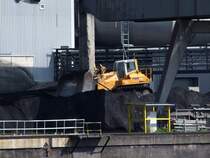 LIEBHERR-764 beim Handling von Schlacke in einem Rheinhafen; 080902