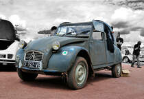 2CV Citroen, beim 7. Internationalen Deutschlandtreffen der Freunde des 2CV 2016. Mechernich Kommern 30.7.2016.
Colorkey bearbeitet und im Himmel den Kontrast verstärkt.