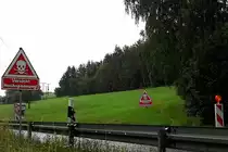 Heute am 05.07.2016 sah ich an der B85 bei Regen diese Warnschilder. Sie dienenen weniger dem durchfahrenden Verkehr sondern den durchfahrenden Baufahrzeugen also Bagger und Kipper mit ihren Arbeitsgeräten beim Straßenbau nicht an der 20000Volt führenden Stromleitung hängen zu bleiben
