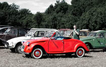 Hoffmann Citroen 2CV Cabrio, beim 7. Internationalen Deutschlandtreffen der Freunde des 2CV 2016. Mechernich Kommern 30.7.2016. Nicht ganz ein Colorkey, außer der Rote Hoffman 2CV sind alle Farben leicht entsättigt.
