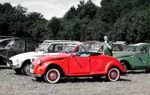 Hoffmann Citroen 2CV Cabrio, beim 7. Internationalen Deutschlandtreffen der Freunde des 2CV 2016. Mechernich Kommern 30.7.2016. Nicht ganz ein Colorkey, außer der Rote Hoffman 2CV sind alle Farben leicht entsättigt.