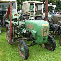 =Holder steht in Gudensberg anl. Oldtimerausstellung im Juli 2016