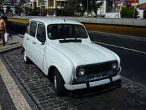 Renault R4 GTL. Hier wurde ein R4 ab Modelljahr 1975 abgelichtet. Dieses ist am schwarzen Kunststoffkühlergrill zu erkennen. Der 4-Zylinderreihenmotor leistet 34 PS aus 1108 cm³ Hubraum. Funchal am 02.08.2016.