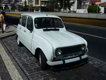 Renault R4 GTL. Hier wurde ein R4 ab Modelljahr 1975 abgelichtet. Dieses ist am schwarzen Kunststoffkühlergrill zu erkennen. Der 4-Zylinderreihenmotor leistet 34 PS aus 1108 cm³ Hubraum. Funchal am 02.08.2016.