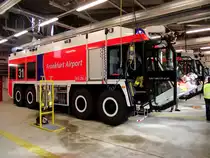 Flughafen Feuerwehr Frankfurt am Main Ziegler GFLF (Großflughafen Löschfahrzeug) am 06.10.13 bei einer Flughafen Feuerwehr Tour. Um an dieser Tour teilzunehmen muss man sich im Internet ung. 3 Monate im voraus anmelden und man bekommt dafür eine Flughafen Rundfahrt und eine Besichtigung der Feuerwache 3 am Flughafen  