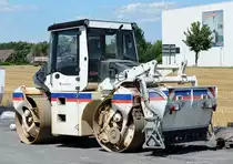 Bomag Walze auf einer Baustelle in Porz-Lind - 10.07.2016