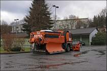 Fertig fr den Einsatz: Mercedes-Benz Actros 1831 mit Front- und Seitenpflug steht fertig beladen auf dem Platz der Autobahnmeisterei Ldenscheid. (21.11.2008)
