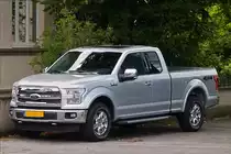 . Ford F 150 Laariat, 4x4 steht in einer Einfahrt.  12.08.2016 