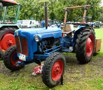 =Fordson Dexta steht im Juli 2016 bei der Oldtimerveranstaltung in Gudensberg