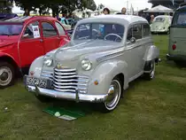 Opel Olympia. 1950 - 1953. Der Olympia war der erste Opel Personenwagen nach dem Krieg. Von 1947 bis 1950 glich er dem Vorkriegs-Olympia. Danach erfolgte das erste Facelift. Der 
4-Zylinderreihenmotor leistet 39 PS aus 1488 cm³ Hubraum. Käfertreffen an der Mühlenweide am 20.08.2016.