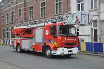 Drehleiter Renault Midlum 300.16 Aufbau Magirus der Feuerwehr HVZ Wallonie Picarde, Wache Comines-Warneton, aufgenommen 21.07.2015 am Luchtmachtlaan Etterbeek 