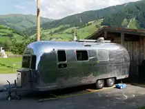 Ein Anhänger wahrscheinlich ehemals zum Camping genutzt, dient er jetzt zum Verkauf von Imbiss und Eis; Rauris, 22.07.2016
