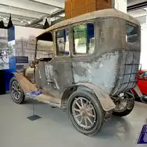 =Dixi R9 Limousine Sedan, Bj. 1912, 1905 ccm, 21 PS. 300 Exemplare wurden von 1910 - 1915 gefertigt. Das ausgestellte Fahrzeug wurde 1912 nach Uruguay exportiert. Im Jahr 1997 von einem neuseeländischen Oldtimerhändler wieder gefunden befindet es sich heute im Besitz der BMW Group Classic und als Leihgabe in der Autowelt Eisenach.