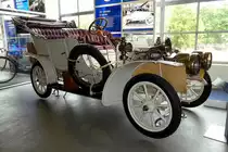 =Dixi R8, Bj. 1910, 1569 ccm, 14 PS. Von diesem Modell wurden zwischen 1908 - 1911 650 Fahrzeuge gefertigt. Dieser in Eisenach gezeigte Dixi ist das letzte weltweit noch existierende Modell und gehörte als Erstbesitzer dem Großherzog von Sachsen-Coburg und Gotha.