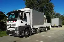 Mercedes-Benz Antos 1842 Pritsche mit Plane einer Strassenbaufirma. Regen. 24.08.16