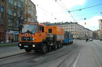Unfallhilfswagen MAN FE 460A der Stadtwerke Mnchen Wg-Nr. 2950 am 15.11.08 beim abschleppen des 1901 erbauten A-Wagen in das Depot II am Max-Weber-Platz